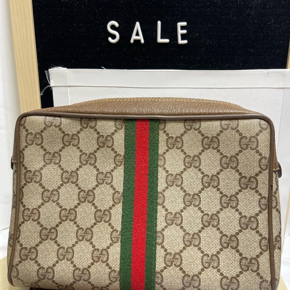 Gucci Sherry line Clutch/ pouch in Green/ tan color. - Picture 2 of 11